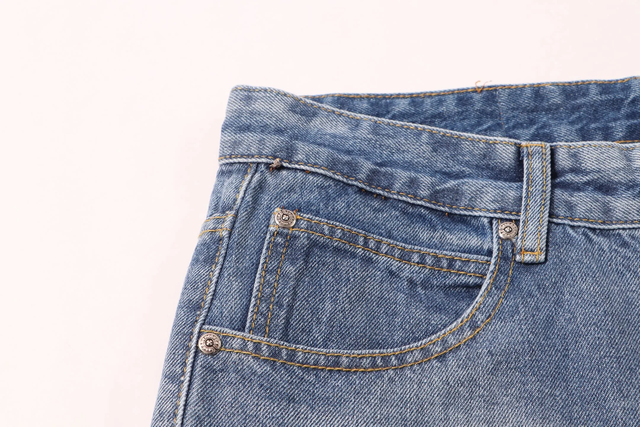 P240 Style number: H95 Croxin & 𝐂𝐡𝐫𝐨𝐦𝐞 𝐇𝐞𝐚𝐫𝐭 ss25 blue butterfly print jeans. Styles with different washed textures are very friendly to people with thin legs and thick legs. The slightly flared version perfectly modifies the leg shape. The timeless and moderate length makes it easy to match and match. It is the basis for various styles and is a must-have in your wardrobe! The fabric is stiff but also makes the upper body soft without losing texture. The washing process is even more perfect. It is a must-have item for everyone! ! ! Washed wheat, hang tag, pants label, three labels complete Color: blue Size: 28-30-32-34
